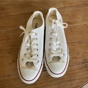 Low Converse Chuck Taylor sneakers. Size W 7. Excellent condition. Rarely worn.